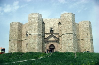 Castel del Monte, İmparator II. Frederick (1194-1250) döneminde inşa edilmiştir, c.1240-50 by Italian School
