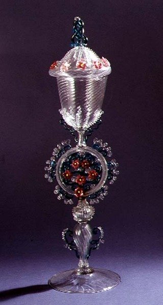Salviati & Co., 1869 (cam) tarafından özenle hazırlanmış renkli saplı renksiz kadeh by Italian School