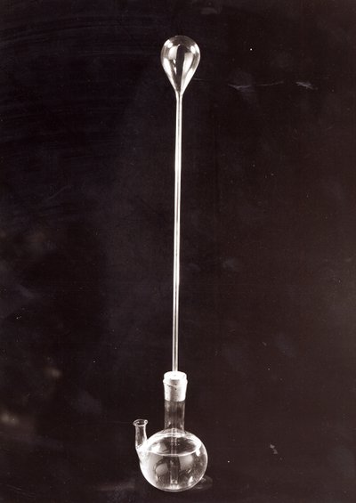 Galileo Galilei (1564-1642) tarafından icat edilen bir termoskopun kopyası by Italian School