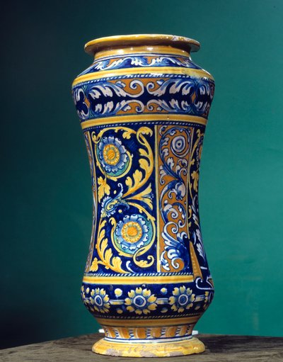 Alternatif mavi ve turuncu sarı arka planlara sahip majolik (maiolica) silindirik vazo albarello (eczane). 1540-1550 by Italian School