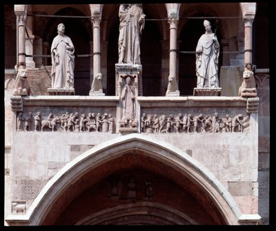 Ana giriş aylarının frizi (heykel by Italian School