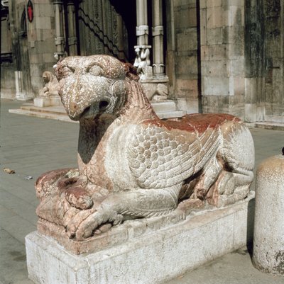 Griffin bir kaide üzerinde yatıyor, 13. yüzyılın ortalarında by Italian School