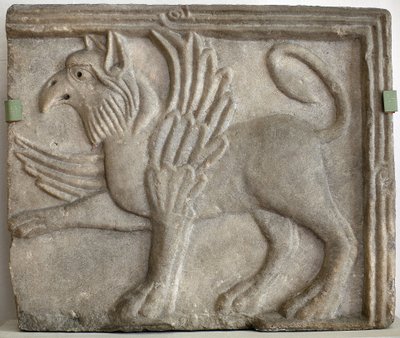 Griffon (veya grype). Alçak kabartmalı, mermer, Venedik (İtalya) 12. yüzyıl. Ulusal Galeri, Sternberg Sarayı, Prag (Çek Cumhuriyeti). by Italian School