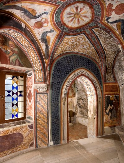 13. yüzyılın başlarında Roma okulu tarafından yapılan Bizans etkilerinin freskleriyle süslenmiş Saint Gregoire (Gregorio) şapelinin iç görünümü. Saint Benedetto Manastırı (Sacro Speco), Subiaco (Roma), İtalya by Italian School