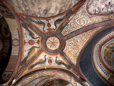 13. yüzyılın başlarında Roma okulu tarafından yapılan Bizans etkilerinin freskleriyle süslenmiş Saint Gregoire (Gregorio) şapelinin iç görünümü. Saint Benedetto Manastırı (Sacro Speco), Subiaco (Roma), İtalya by Italian School