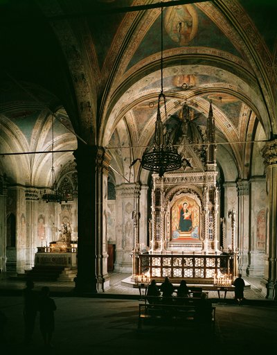 Kilisenin iç görünümü by Italian School