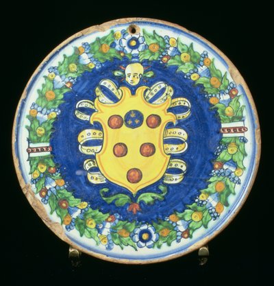 Medici armasını taşıyan Maiolica plakası, kenarlıklı yeşillik ve meyve, İtalyan, 16. yüzyıl by Italian School