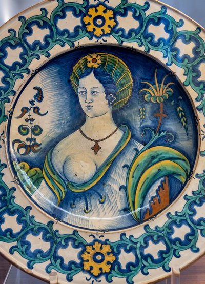 Güzel bir kadın büstü ile süslenmiş, dikenli taç motifli tabak, 16. yüzyılın ilk yarısı (majolica) by Italian School