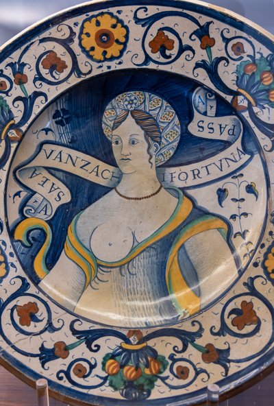 Güzel bir kadın büstü ile süslenmiş, motifli tabak, 16. yüzyılın ilk yarısı (majolica) by Italian School
