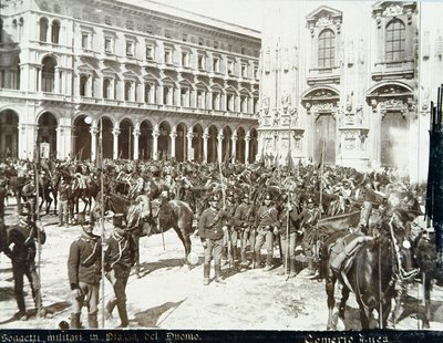 General Bava Beccaris komutasındaki askerler, katedralin önünde, Milano