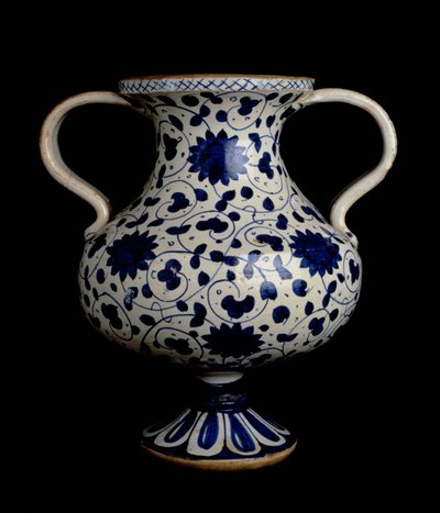 İki kulplu polikrom cilalı korkuluk vazosu, mavi ve beyaz süslemeli, İtalyan, Deruta