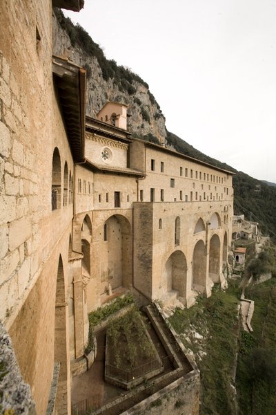 12. yüzyılda inşa edilen St. Benedetto (Sacro Speco) Manastırı