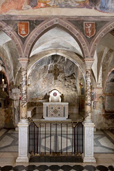 Kozmatik tarzda ana sunak ile Yukarı Kilise