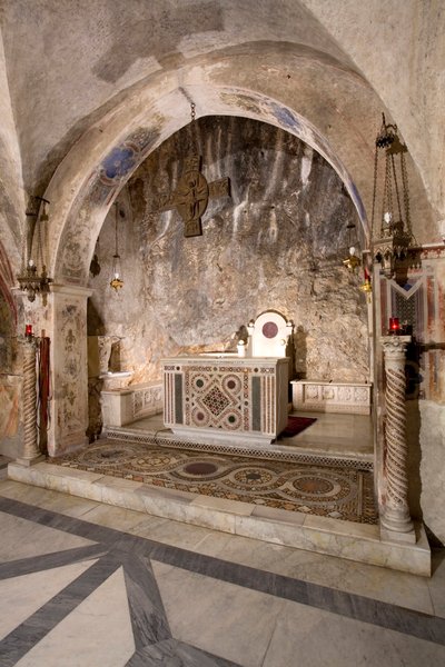 Kozmatik tarzda ana sunak ile Yukarı Kilise