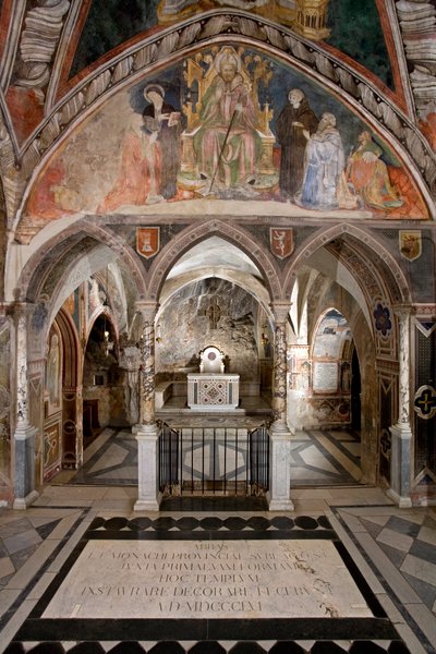 Fresk üzerinde, kozmatik tarzda ana sunak ile Yukarı Kilise