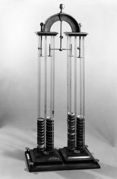 Fizikçi Jacques Alexandre Charles (1746-1823) için Alessandro Volta (1745-1827) tarafından yapılmış voltaik pil (pil) 1800 (metal ve cam) by Italian School