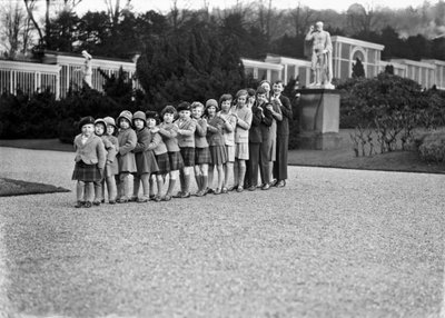 Chatsworth bahçelerinde 16 torundan oluşan Cavendish aile grubu, Derbyshire, 1930 by JR Board