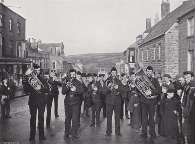 Helston Flora Day, Kürklü Dans oynuyor by J. Benjamin Stone
