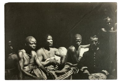 Kaptan Gallwey ve Edo şefleri, Benin, Nijerya, 1892 (jelatin gümüş baskı) by J. H. Swainson