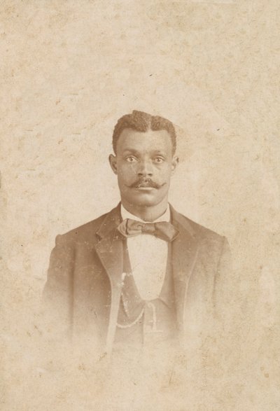 Takım elbiseli, yelekli ve kravatlı bir adamın fotoğrafı, 1880