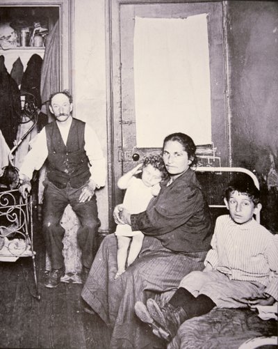 Göçmen aile, Aşağı Doğu Yakası, New York, 1910 dolayları (s/b fotoğraf) by Jacob August Riis