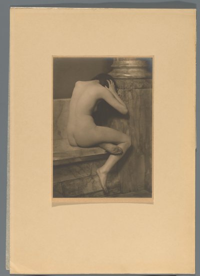 Mies Rosenboom-Merkelbach'ın oturmuş çıplak portresi by Jacob Merkelbach