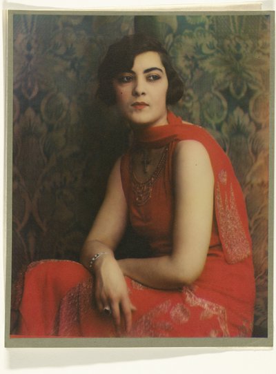 Kırmızı elbiseli bir kadın portresi by Jacob Merkelbach