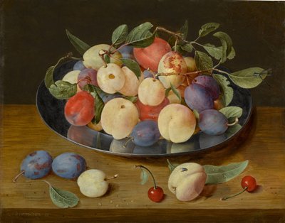 Kalaylı tabakta erik ve şeftali natürmortu, masanın üzerinde erik, şeftali ve kirazlar by Jacob van Hulsdonck