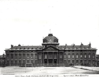 1751-73 yılları arasında inşa edilen Ecole Militaire