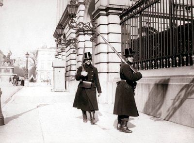 Muhafızlar devriye geziyor, Brüksel, 1898. by James Batkin