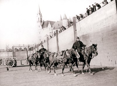 At Binicileri, Anvers, 1898. by James Batkin