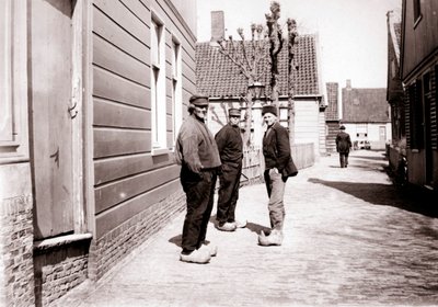 Geleneksel kostümlü erkekler, Broek, Hollanda, 1898. by James Batkin