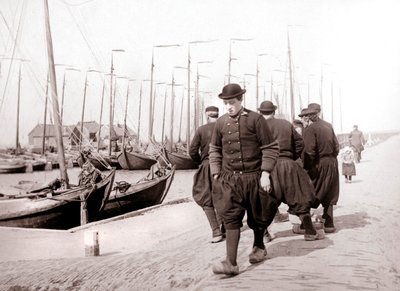 Geleneksel kıyafetli erkekler, Marken Adası, Hollanda, 1898 by James Batkin