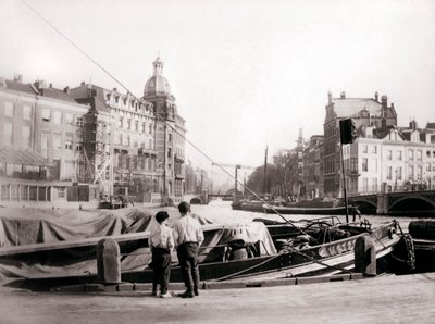Kanal kenarında iki çocuk, Rotterdam, 1898. by James Batkin