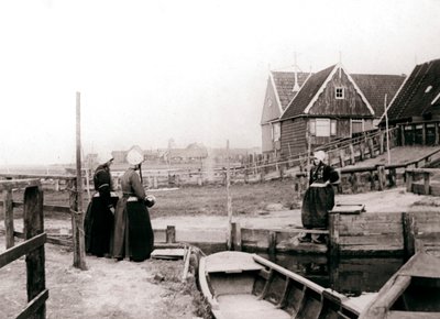 Geleneksel kıyafetli kadınlar, Marken Adası, Hollanda, 1898 by James Batkin