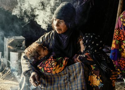 Çadırda küçük çocuklarıyla birlikte Suriyeli Bedevi kadın by James L Stanfield