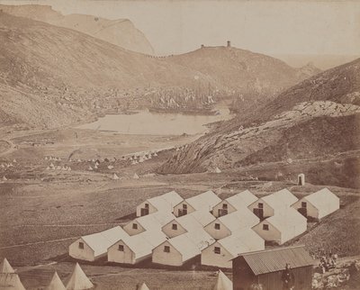 Uzakta Balaclava Limanı ile Kulübe Kampı by James Robertson