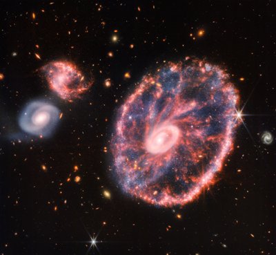Dönen Gökada (NIRCam ve MIRI Kompozit Görüntü) by James Webb Space Telescope (NASA)