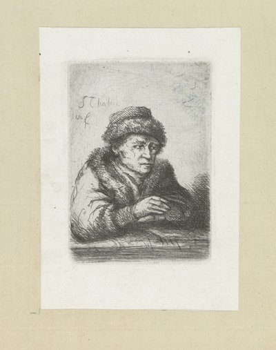 Volwassen man aan een tafel, bontmantel
