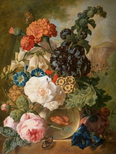 Cam vazoda güller, krizantemler, şakayıklar ve diğer çiçekler taştan bir çıkıntıda Japon balığı ile by Jan van Os