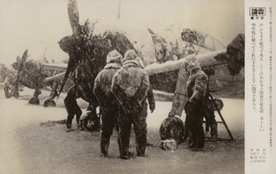 Havacılar bir kar fırtınasında bir havaalanında, İkinci Dünya Savaşı by Japanese Photographer