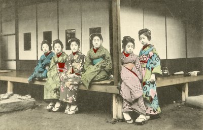 Japon kadın grubu, muhtemelen geyşa by Japanese Photographer