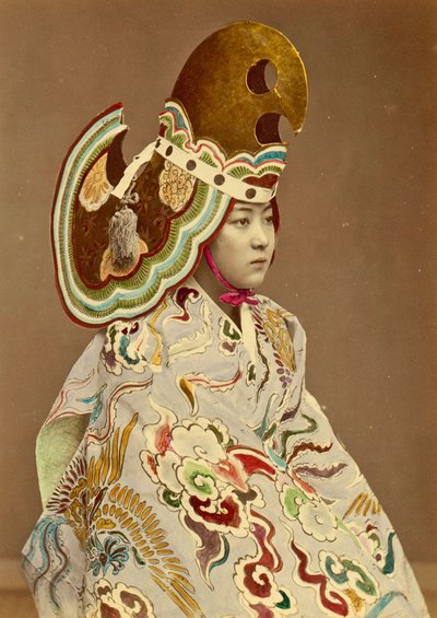 Geleneksel kostümlü Japon kız, c.1880 (el renkli albümen fotoğraf) by Japanese Photographer
