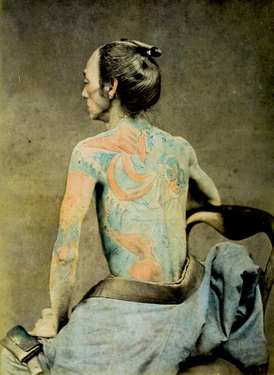 Geleneksel Irezumi dövmeli Japon adam, 1890 dolayları (el rengi albümen fotoğrafı) by Japanese Photographer