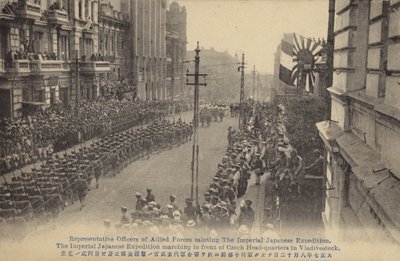 Japon birlikleri Çek karargahının yanından geçerken, Vladivostok, Rus İç Savaşı, c1919 by Japanese Photographer