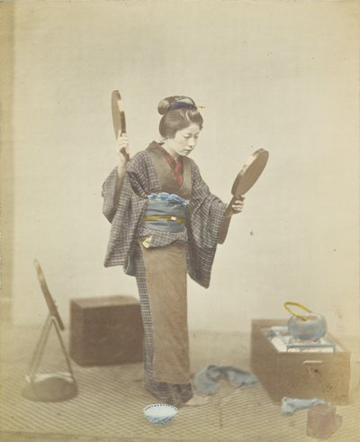 Aynalı Japon kadın (el boyaması s/b fotoğraf) by Japanese Photographer