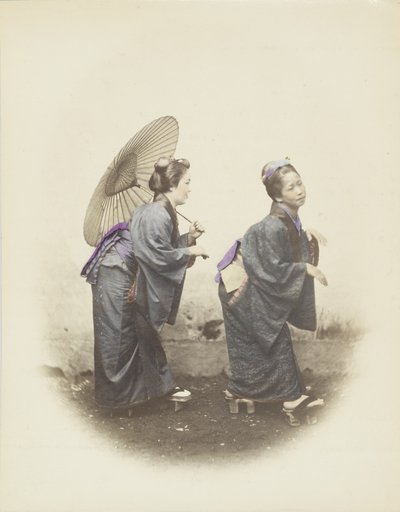 Geleneksel giysili Japon kadınları (el ile renklendirilmiş s/b fotoğraf) by Japanese Photographer