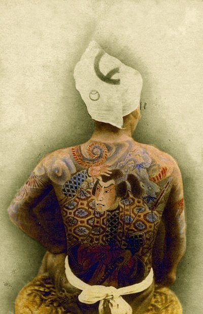 Geleneksel Japon Irezumi dövmeli adam, 1880 dolayları (el renkli albümen fotoğrafı) by Japanese Photographer