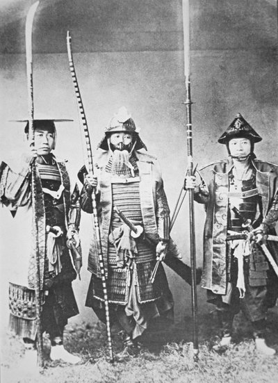 Uzun yay, sırık kolları ve kılıçlarla donanmış Eski Japonya Samurayları (s/b fotoğraf) by Japanese Photographer