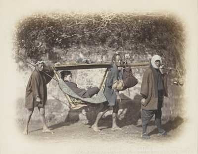 Bir kago içinde taşınan kadın (el ile boyanmış s/b fotoğraf) by Japanese Photographer